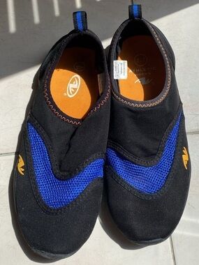Boy’s non slip water shoes size 4-5